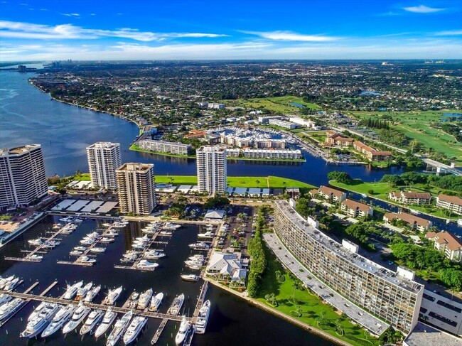 Foto del edificio - 134 Lakeshore Dr