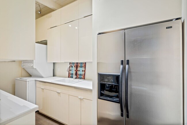 Foto del edificio - 2/2 with carport - fenced backyard