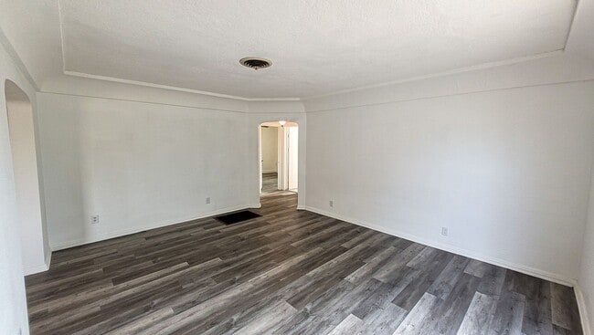 Building Photo - Large 3 Bedroom 2 Bath House!
