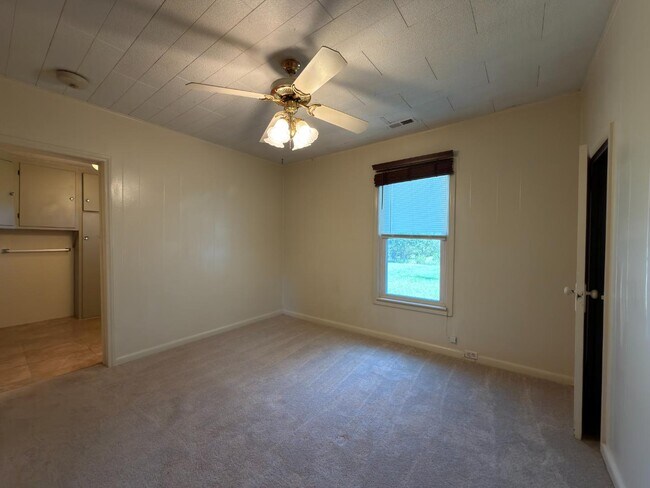 Foto del edificio - 6919 Deep Springs Rd