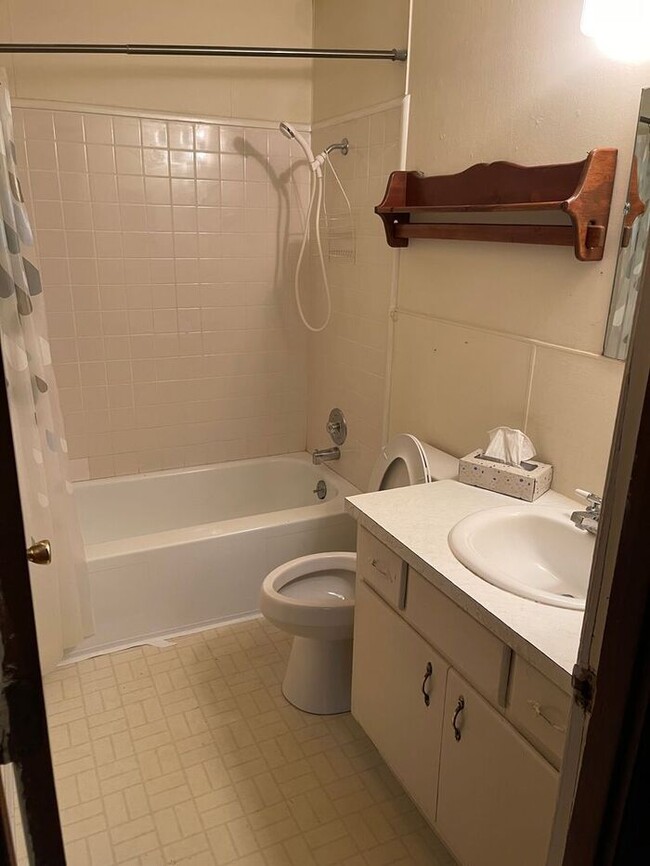 Building Photo - Super clean Townhome located in Ozark!!! 2...