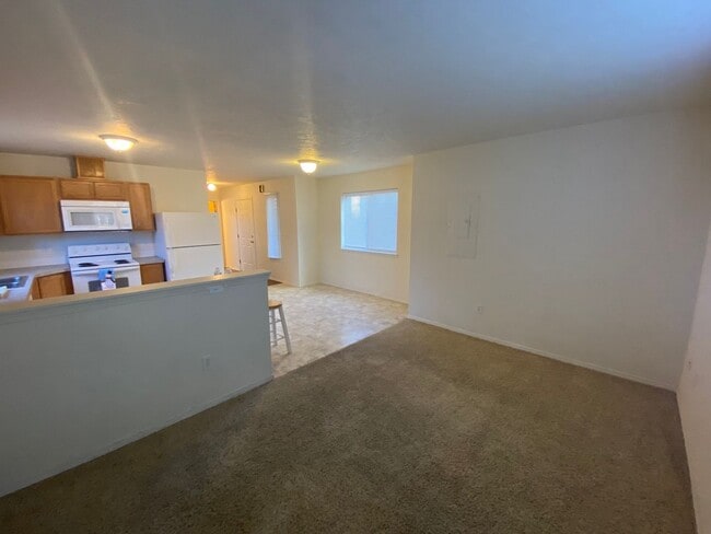 Building Photo - Don’t Miss This Spacious 4-Bedroom Northside Condo