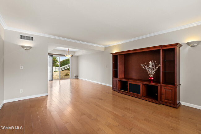 Foto del edificio - 349 S Greenway Ave