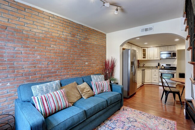 Foto del edificio - Charming 2BD/1BA - Upper Fells Point Townhome