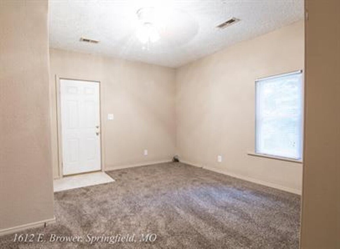 Foto principal - Adorable 2 Bedroom 1 Bathroom Home