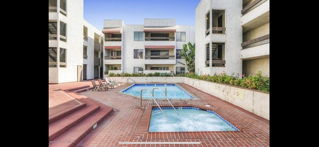 Court yard - 1325 Valley View Rd