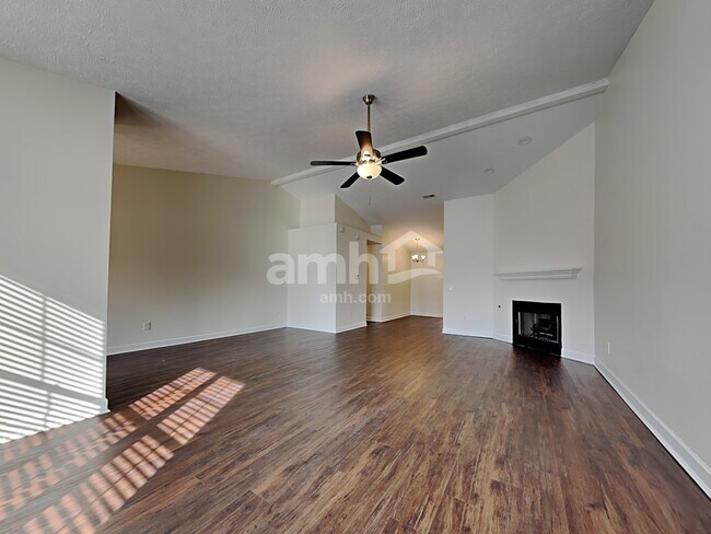 Building Photo - 15015 Silver Thorne Way