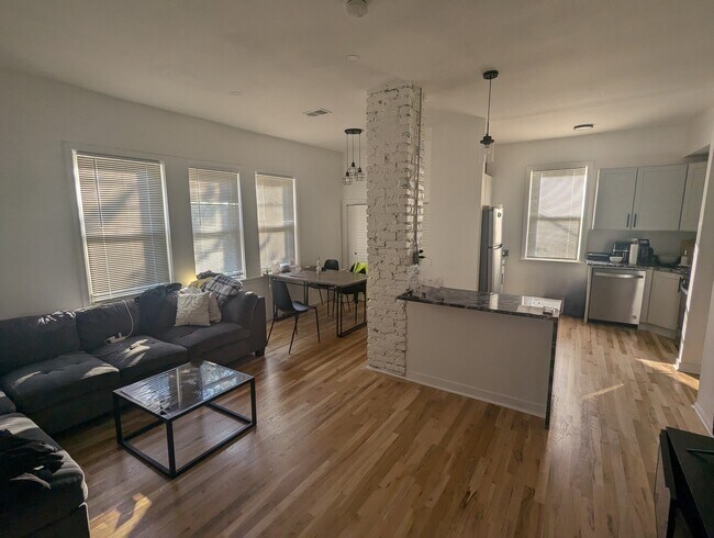 Foto del edificio - 2470 N Clybourn Ave