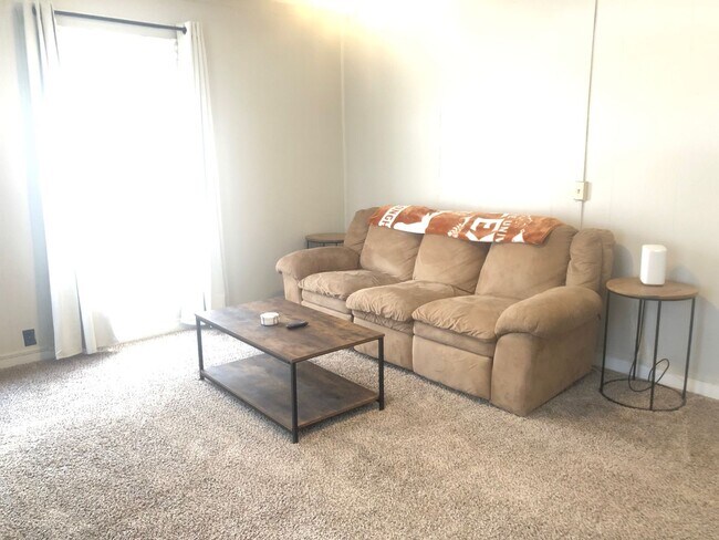 Foto del edificio - Very well decorated and furnished 4 BR house near IWU. Ideal for students with 2 kitchens