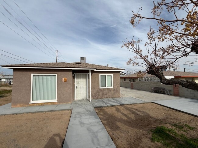 Building Photo - NEW LISTING!! 3 Bedroom 1.5 Bathroom House with Huge Yard, Central Heat & Air!