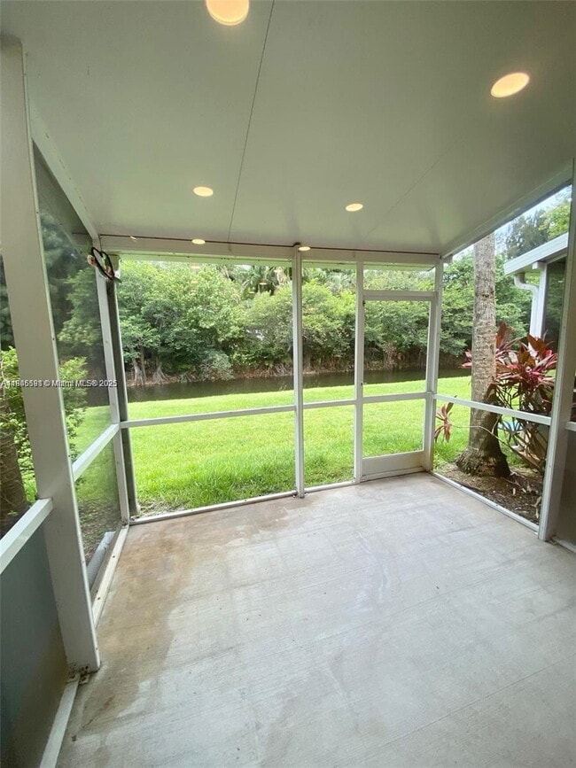Foto del edificio - 4935 SW 66th Terrace