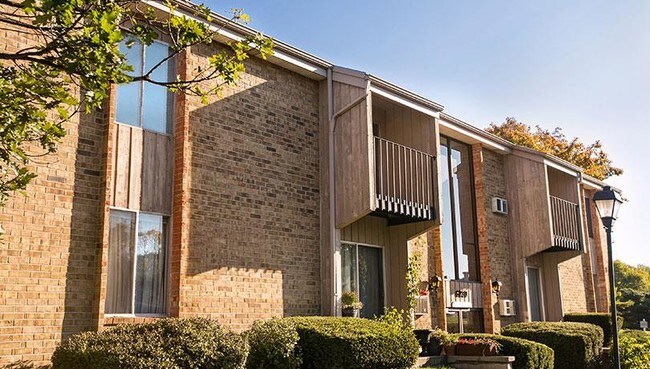 El histórico Greendale Village, tiendas, restaurantes, parques, todo es fácilmente accesible desde College Square - College Square