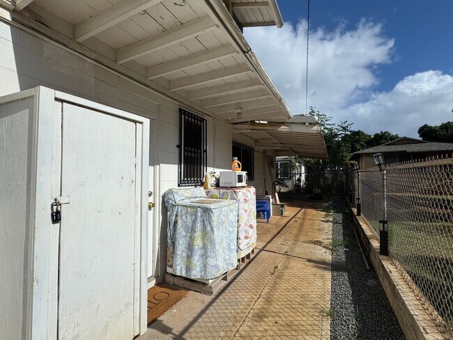 Building Photo - Renovated 5 Bedroom/3.5 Bath Single Family Home in Kalihi