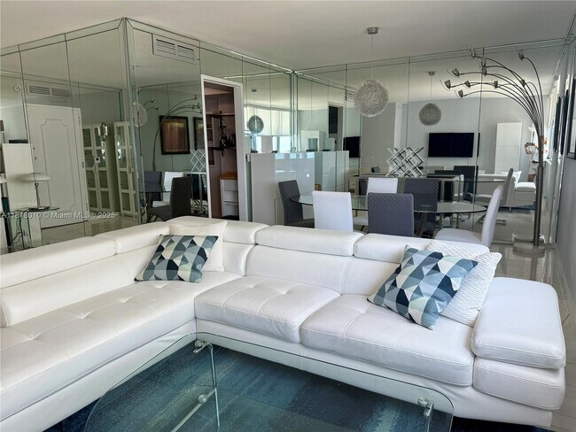 Foto del edificio - 5055 Collins Ave