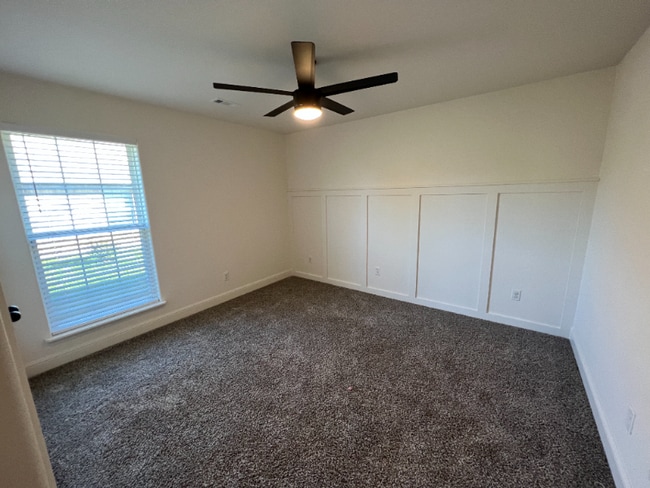 Building Photo - 1019 Lakeview Dr.