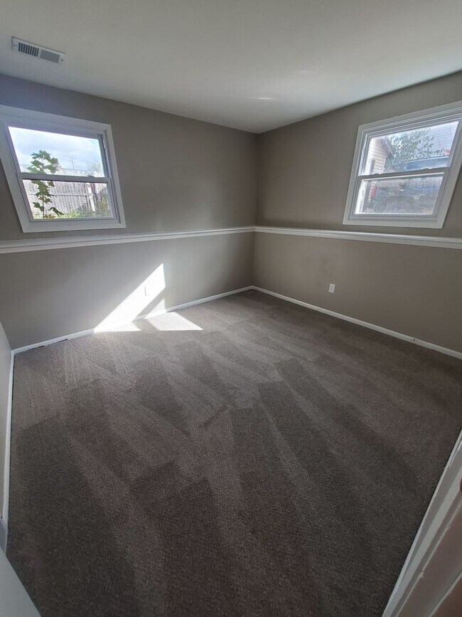 Foto del edificio - 9118-9120 N Joyce Ave. (Duplex)