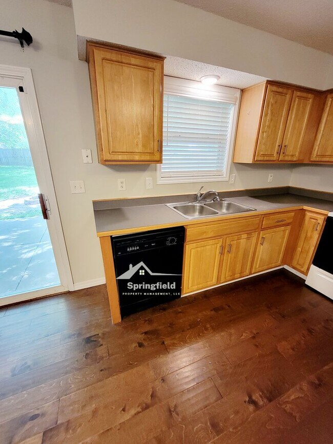 Building Photo - Southwest Springfield - Battlefield Area, ...