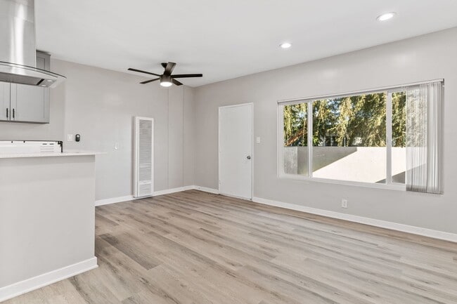 Building Photo - 1655 W Malvern Ave