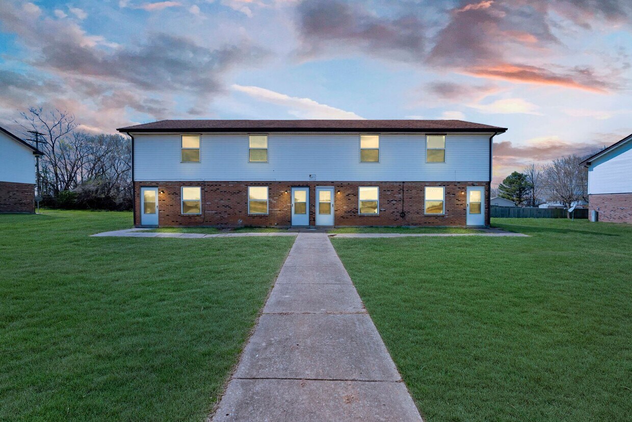 Foto principal - 1108 Pembroke Oak Grove Rd
