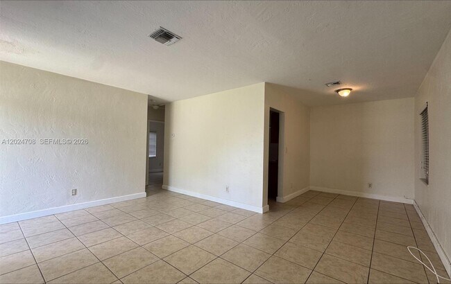 Foto del edificio - 1320 NW 87th St