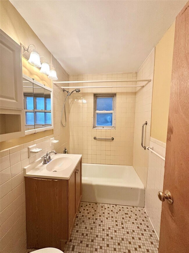 Foto del edificio - 3240 Riverdale Ave