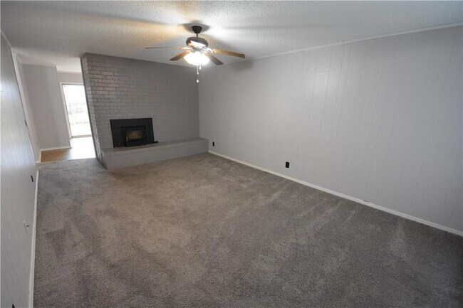 Building Photo - 2401 Pin Oak Dr