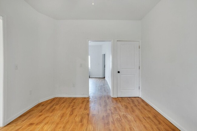 Building Photo - 2 bed 2 bath - great location, off street ...