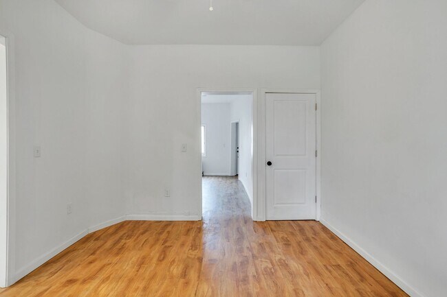 Foto del edificio - 2 bed 2 bath - great location, off street ...