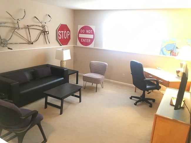 Building Photo - Lee Crest Apartments