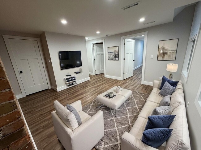 Building Photo - 2153 Loth St