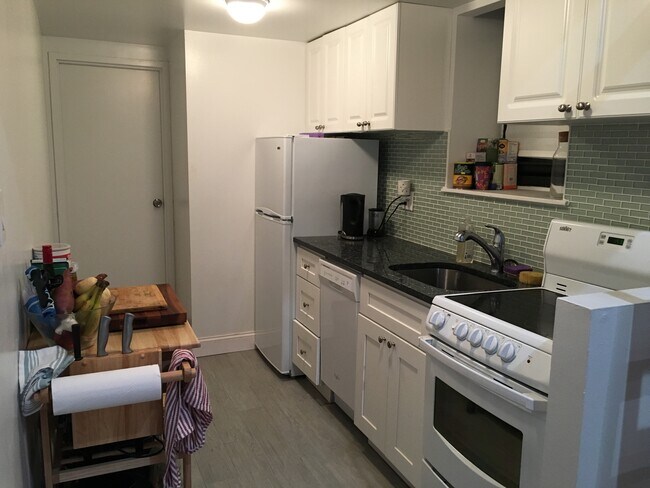 Kitchen - 405 E 90th St