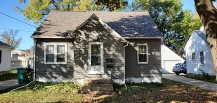 Building Photo - 1215 7th Ave SE