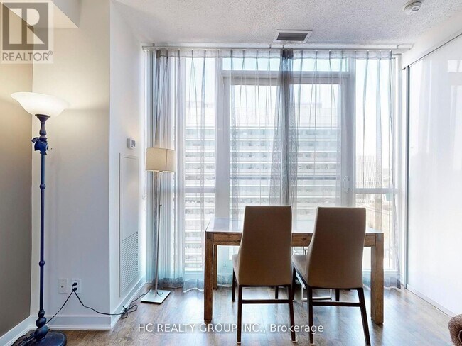 Photo du bâtiment - 770-1770 Bay St.