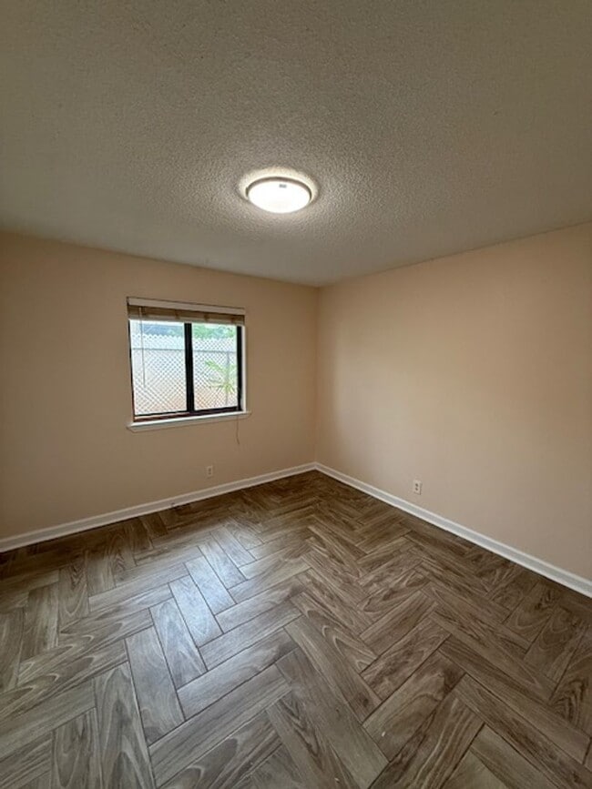 Building Photo - Coming Soon ! 3 Bedroom 2 Bath 1 Car Garag...