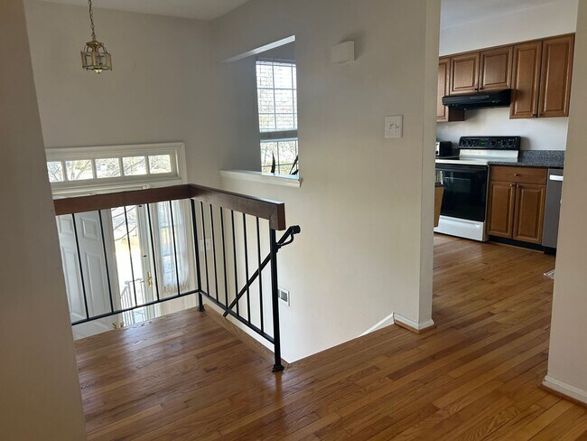 Building Photo - Beautiful Townhouse in the Heart of Burke Centre!