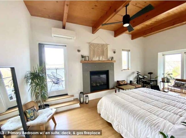 Building Photo - Modern Design 2 Bed/ 2.5 bath 3 Level Cond...