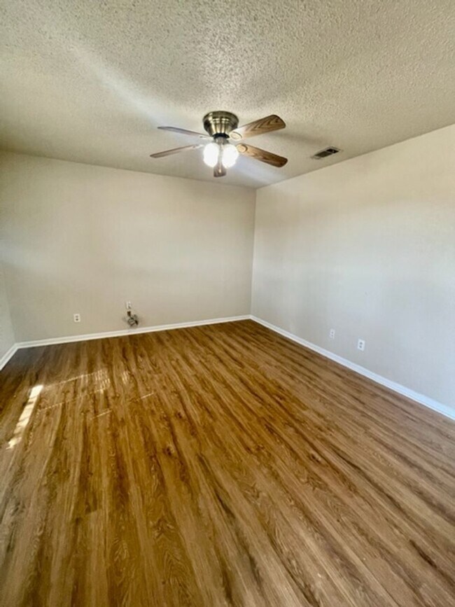 Building Photo - 208 Karem Cir