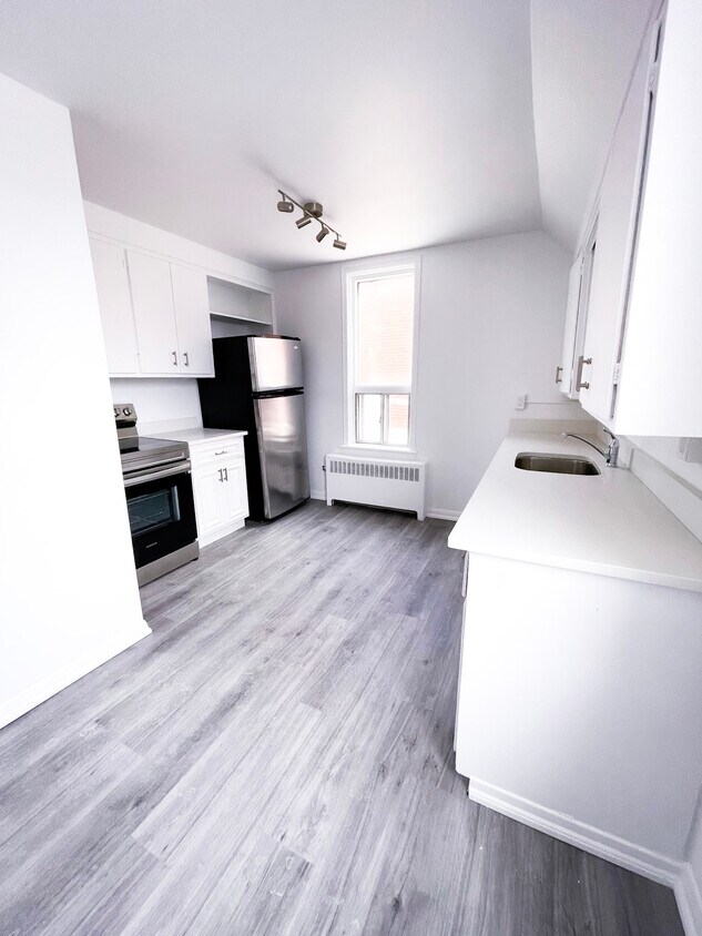 Building Photo - Cozy Two-Bedroom In Downtown Kitchener $1695