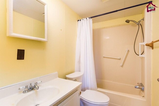 Building Photo - Cute Modular home in the city