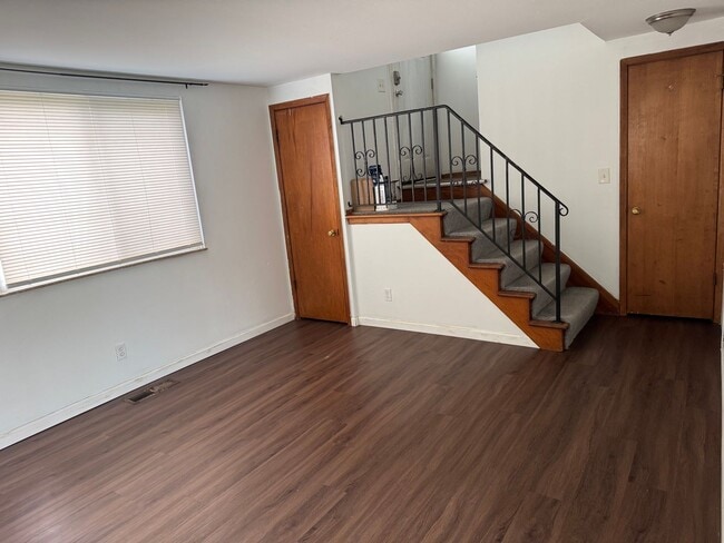 Building Photo - 4942-4944 Beacon Hill