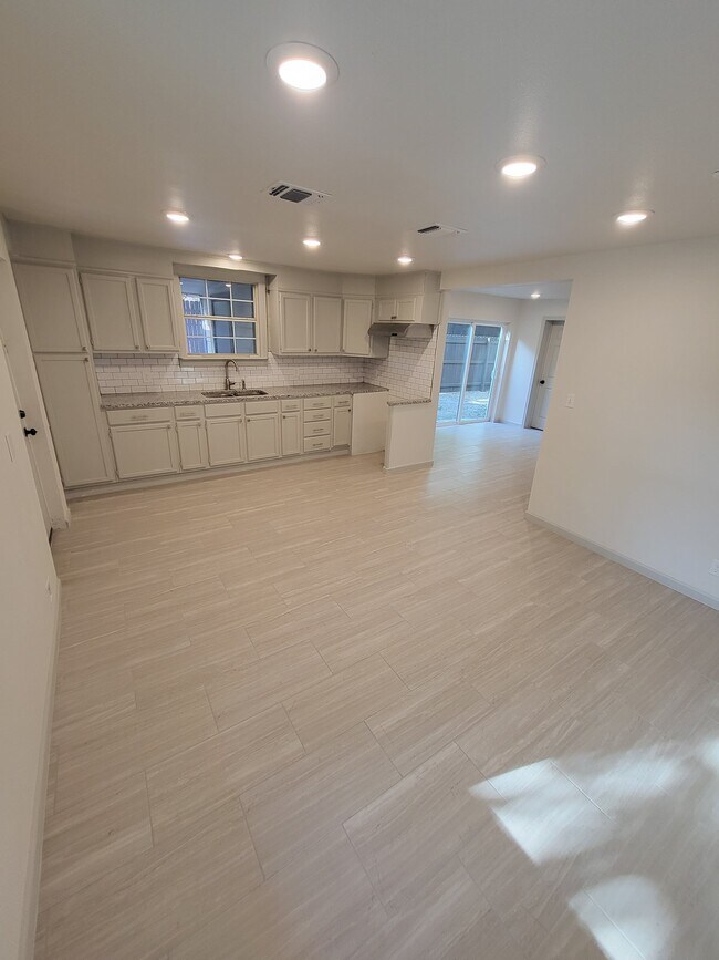 Foto del edificio - 2417 Castroville Rd