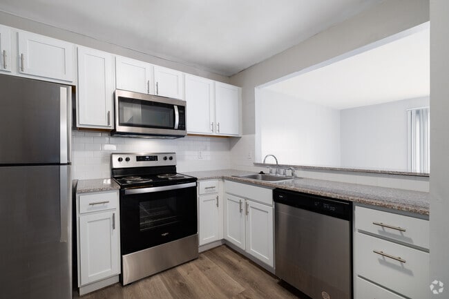 1BR, 1BA - 650SF - Kitchen - Courtland Manor
