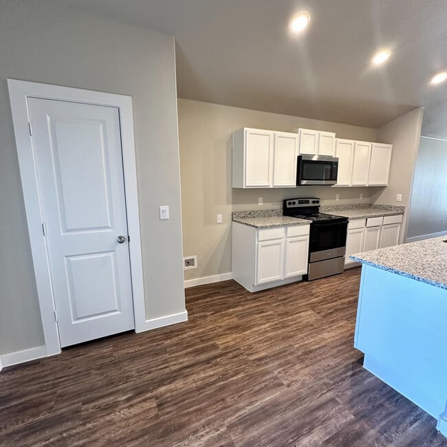 Building Photo - 2059 Kenwood Ave