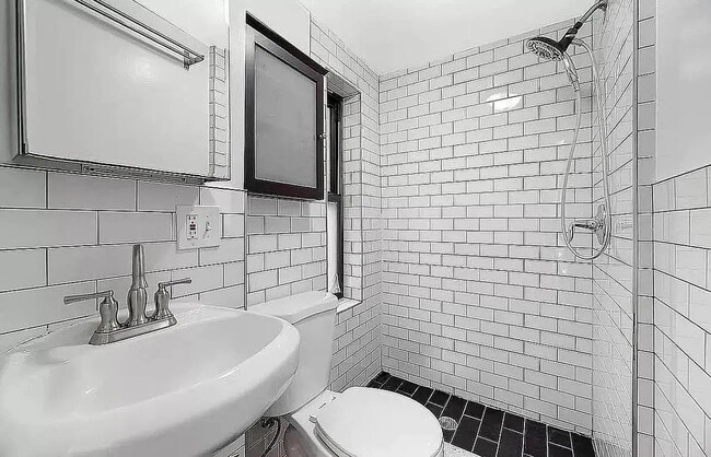 Building Photo - 207 Madison St
