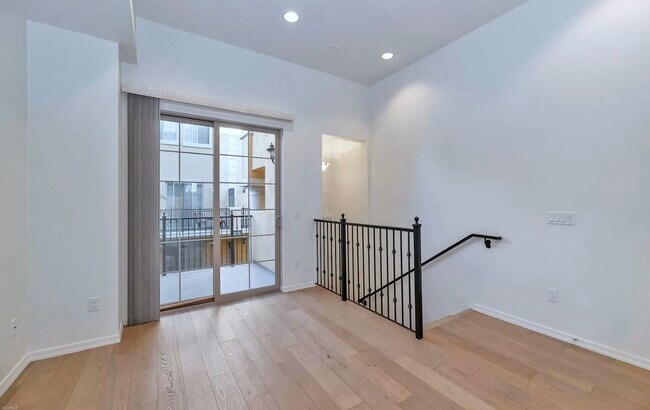 Building Photo - 421 W 6th St