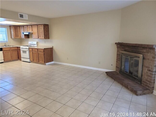 Foto del edificio - HENDERSON TOWNHOME!