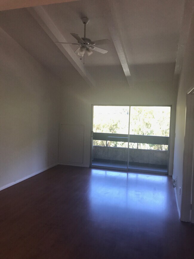 Foto del edificio - 2700 Cahuenga Blvd E
