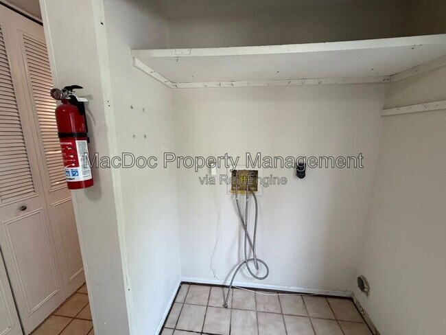 Foto del edificio - 4749 Hedrick Ln