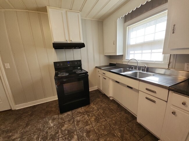 Building Photo - 18 Montclair Dr