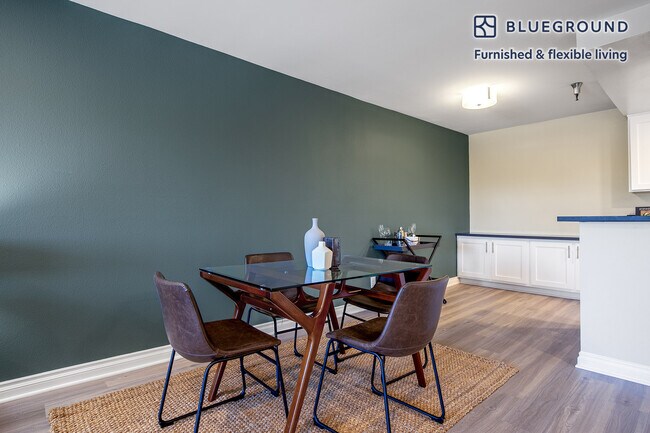 Foto del edificio - 110 Sweetzer Ave